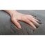 Hand streichelt grauen Teppich