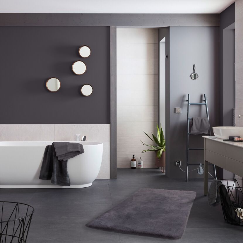 Modernes Badezimmer mit freistehender Badewanne
