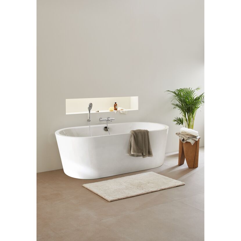 Freistehende Badewanne mit Handtuch