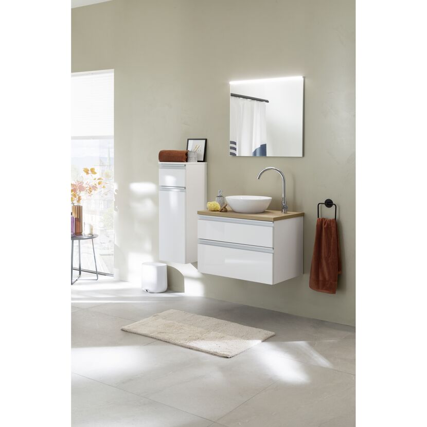 Badezimmermöbel mit Spiegel und Waschbecken