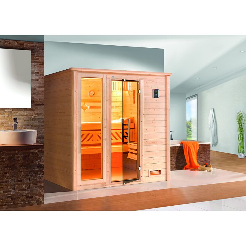 Sauna aus hellem Holz in einem Badezimmer