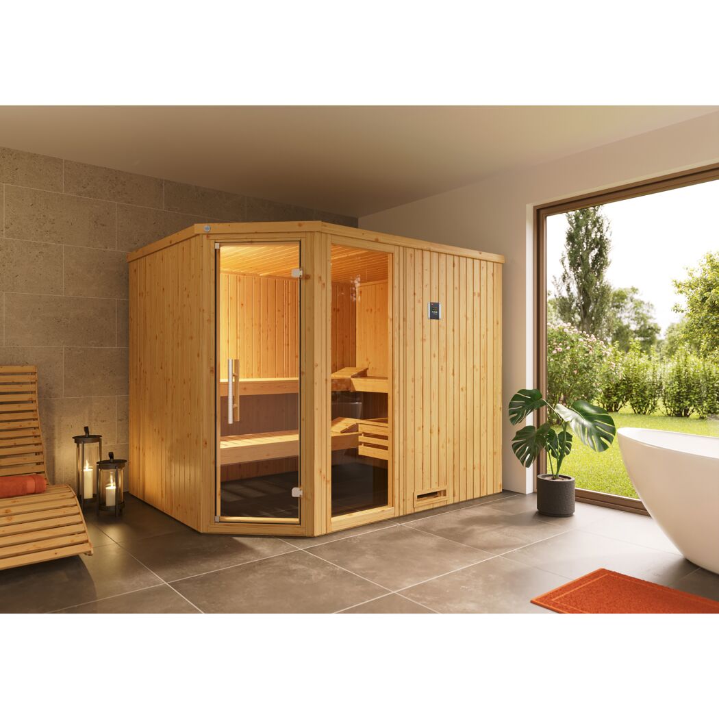 Eck-Sauna aus hellem Holz in einem Badezimmer.
