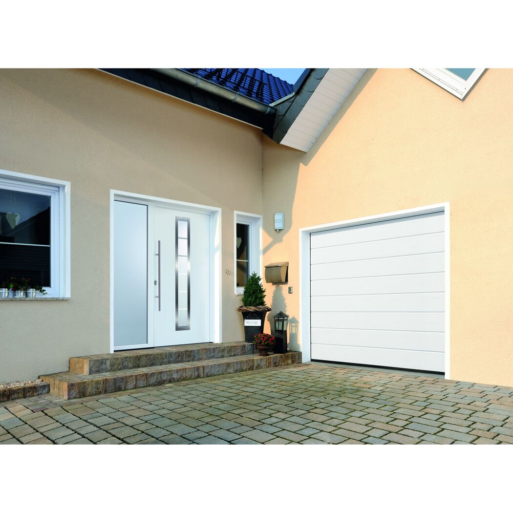 Weißes Garagentor und weiße Haustür an einem beigen Haus