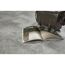 Braune Ledertasche und Zeitschrift auf Betonboden