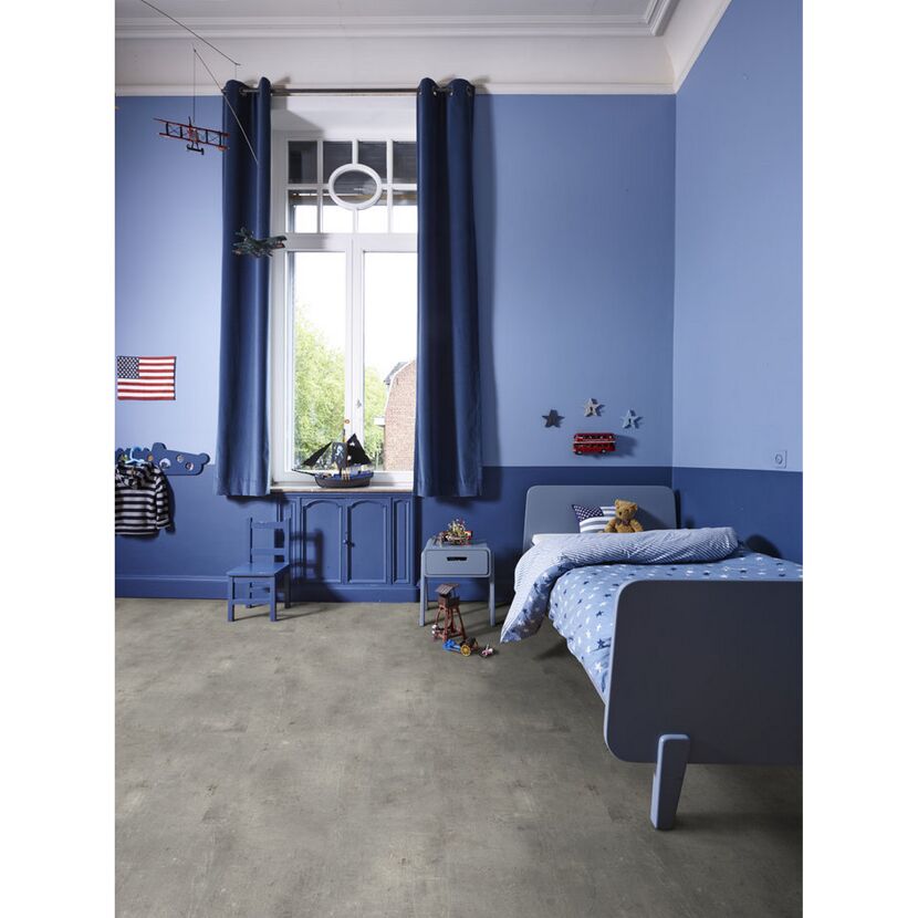 Kinderzimmer mit blau gestrichenen Wänden und grauem Vinylboden