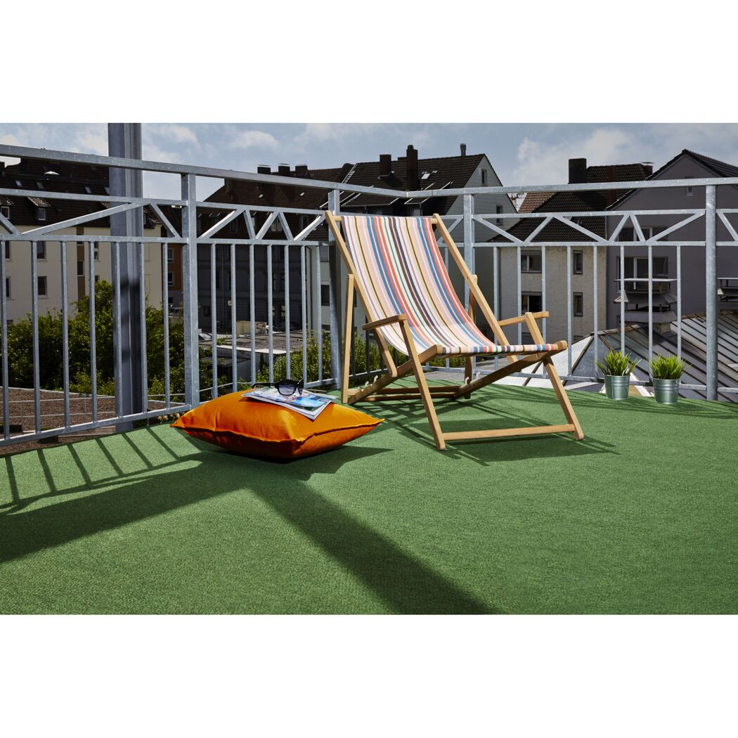 Rasenteppich auf Balkon mit Liegestuhl