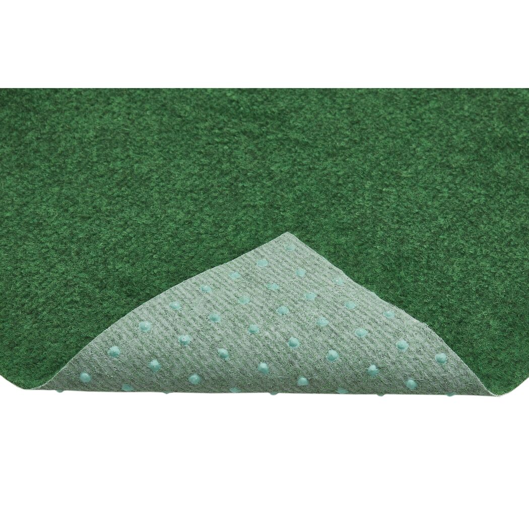 Grüner Rasenteppich mit Drainage-Noppen