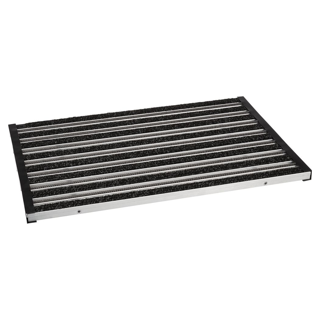 Schwarze Fußmatte mit silbernen Metallstreben