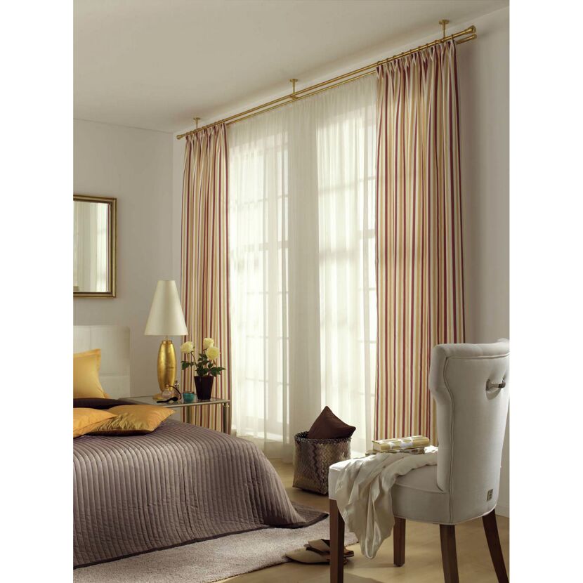 Vorhang an goldener Doppelstange mit gestreiftem Stoff in Beige und Rotbraun.