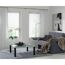 Wohnzimmer mit Vorhängen, Sofa, Couchtisch und Stehlampe