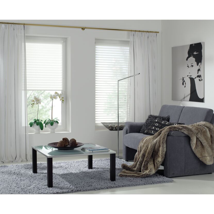 Wohnzimmer mit Vorhängen, Sofa, Couchtisch und Stehlampe