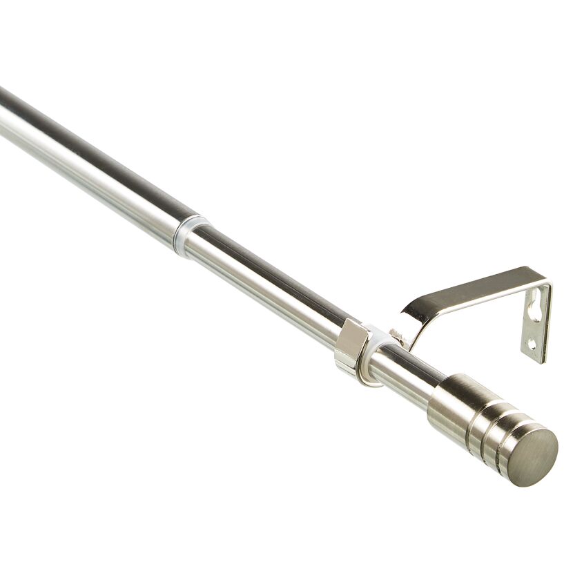 Metallstange mit Wandhalterung für Gardinen.