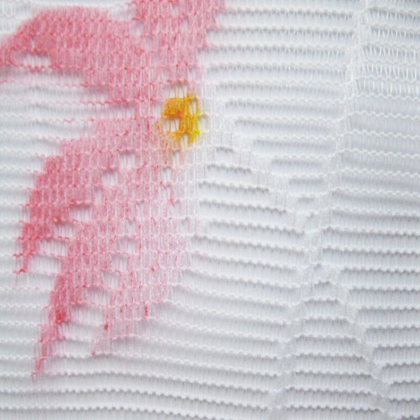 Weiße Bistrogardine mit rosa und gelben Blüten