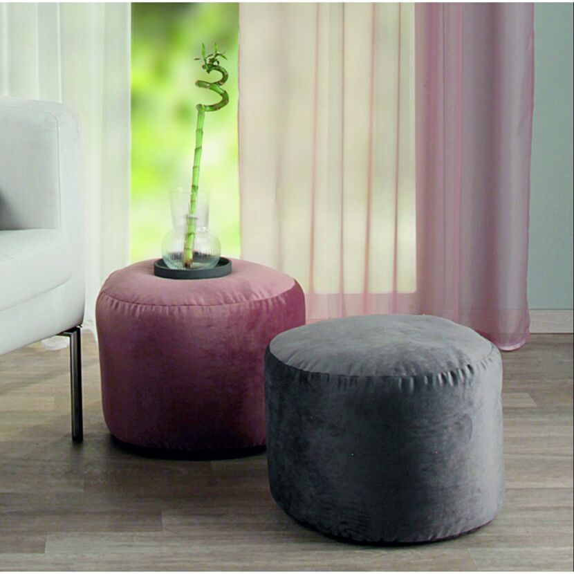 Zwei runde Sitzhocker, einer in Rosa und einer in Grau