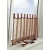 Brauner Bistrogardine am Fenster