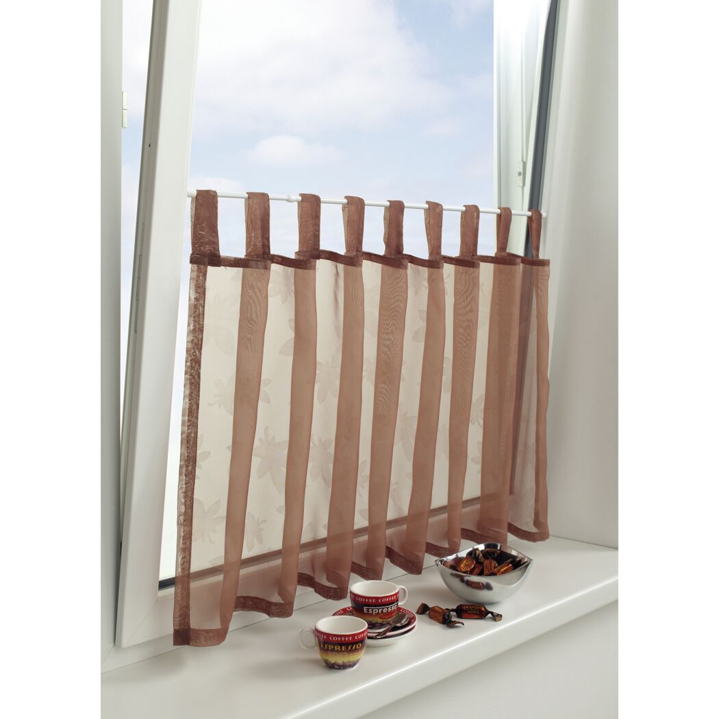 Brauner Bistrogardine am Fenster