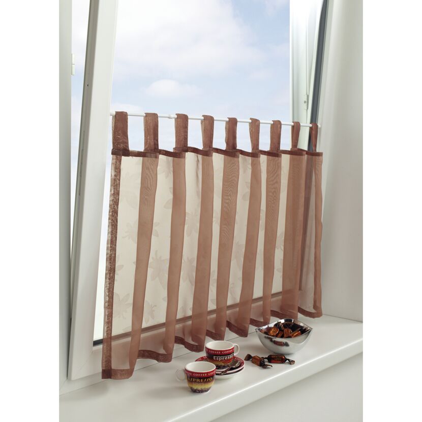 Brauner Bistrogardine am Fenster