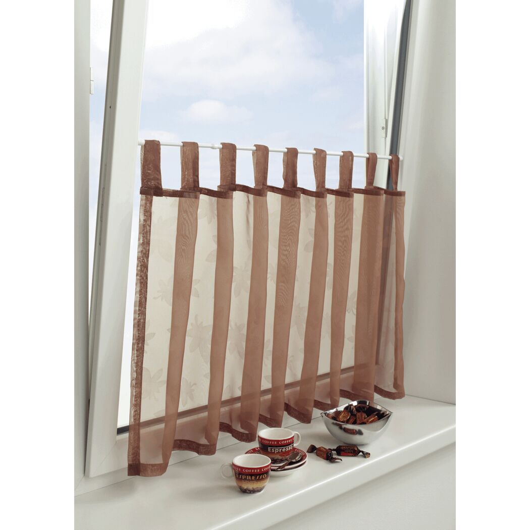 Brauner Bistrogardine an Fensterstange