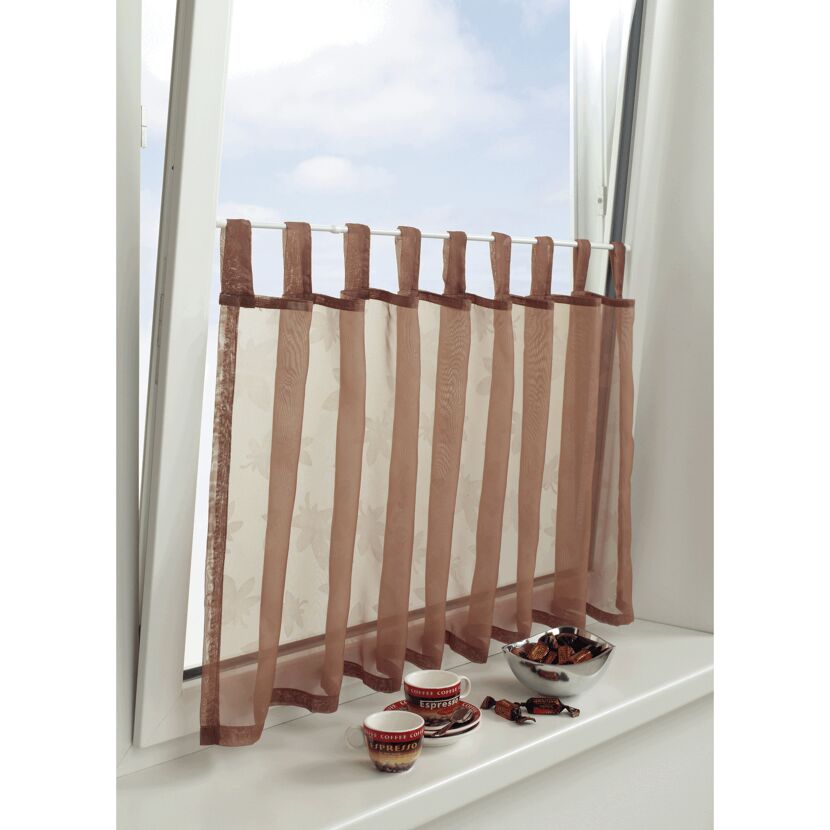 Brauner Bistrogardine an Fensterstange