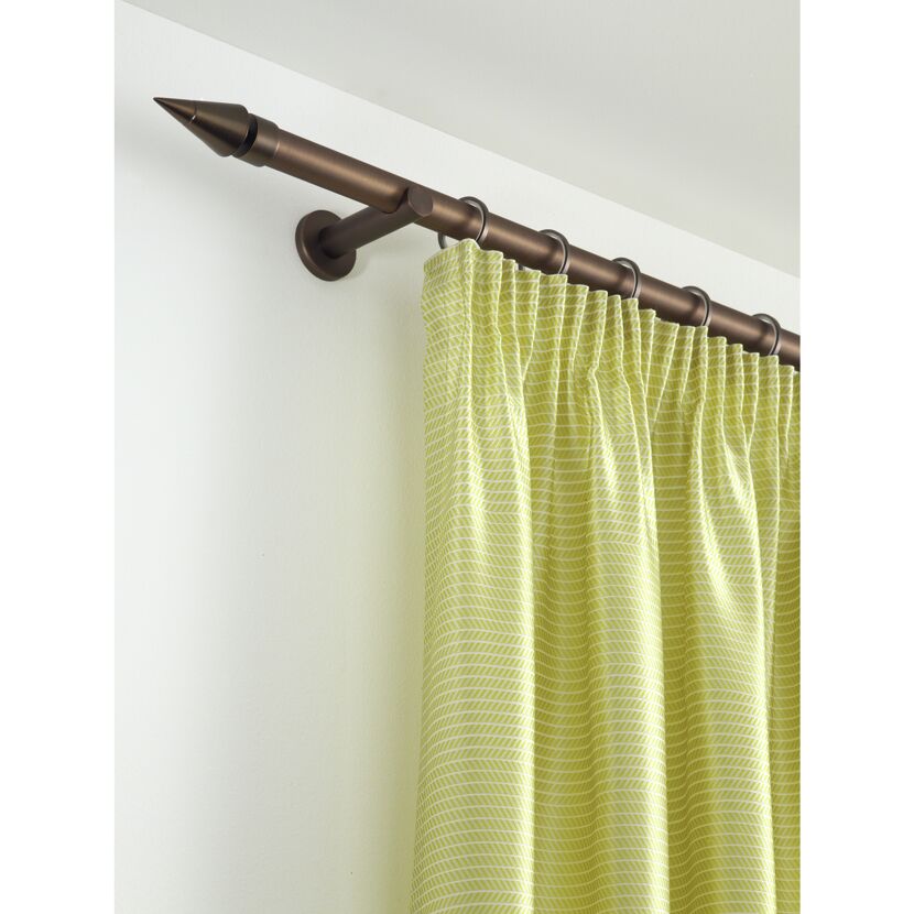 Grüne Gardine mit Raffung an einer bronzefarbenen Gardinenstange.