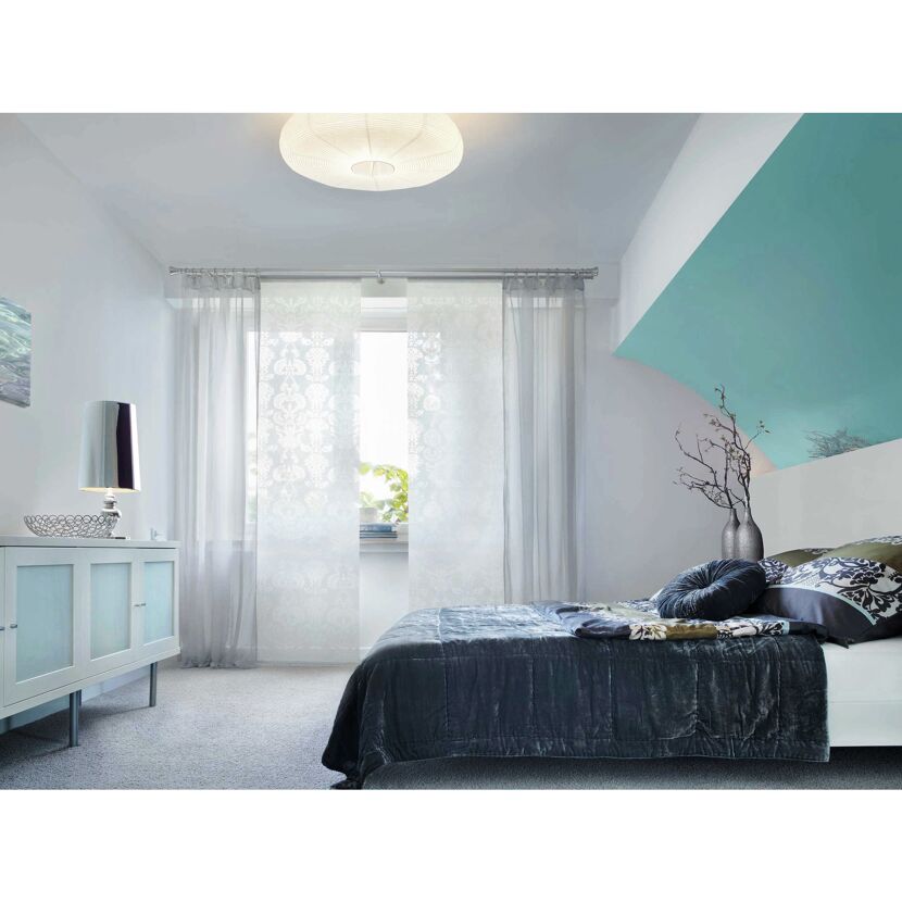Modernes Schlafzimmer mit türkisfarbener Wand