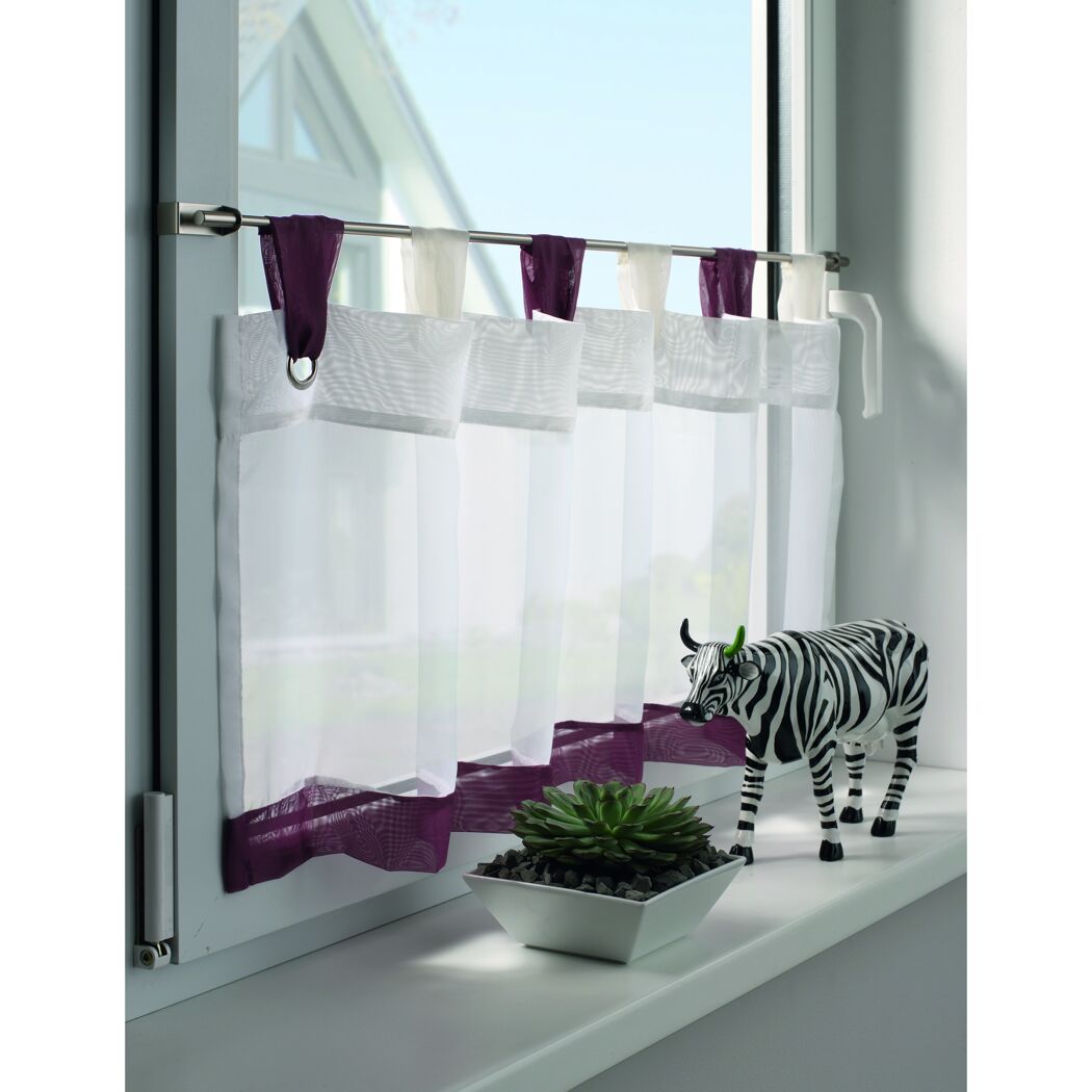 Weiße Spannvitrage mit violettem Saum am Fenster