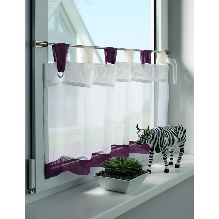 Weiße Spannvitrage mit violettem Saum am Fenster