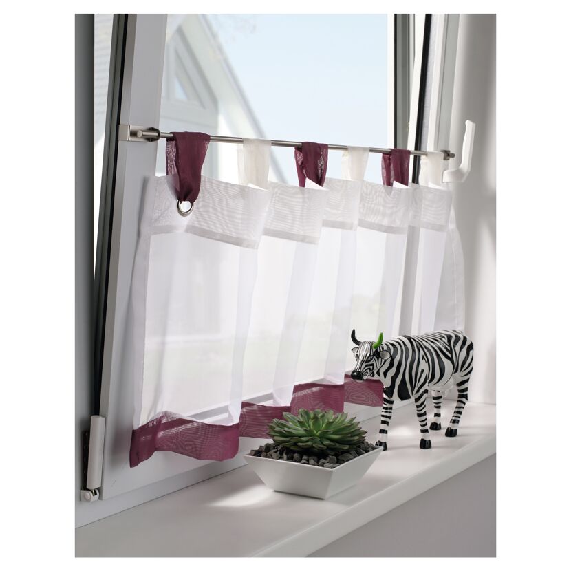 Weiße Spannvitrage am Fenster