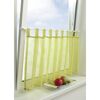 Gelbe Klemmvitrage am Fenster