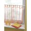 Klemmvitrage weiß mit orangen Bändern an Fenster
