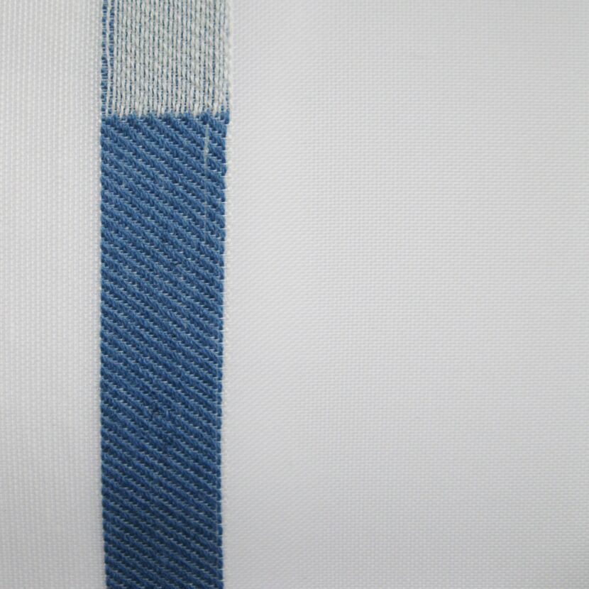 Weißer Stoff mit blauem Webstreifen