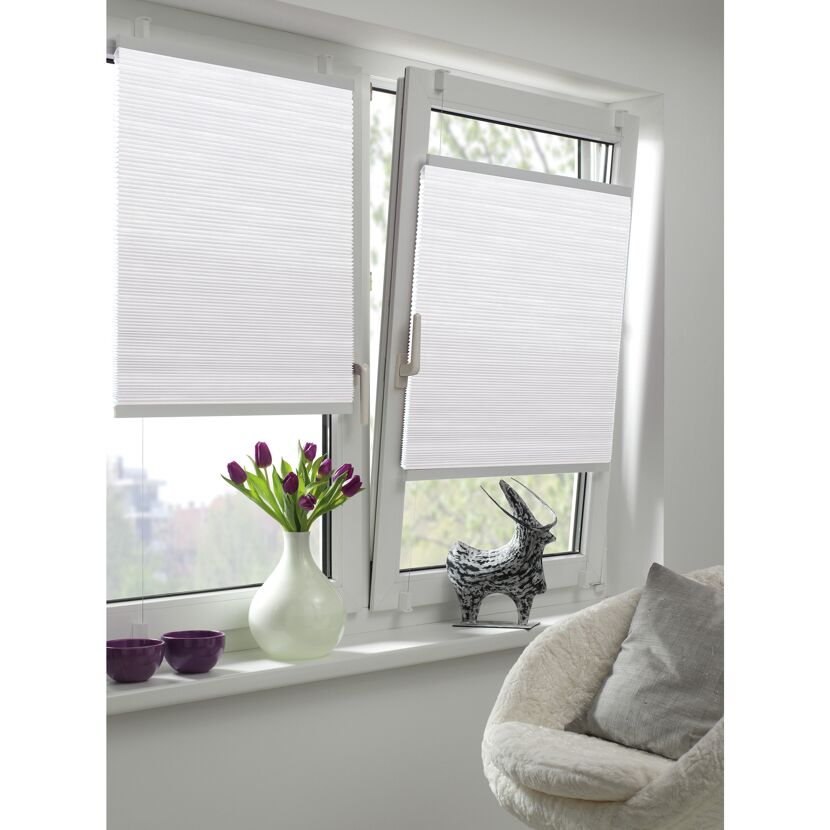 Weiße Wabenplissees am Fenster