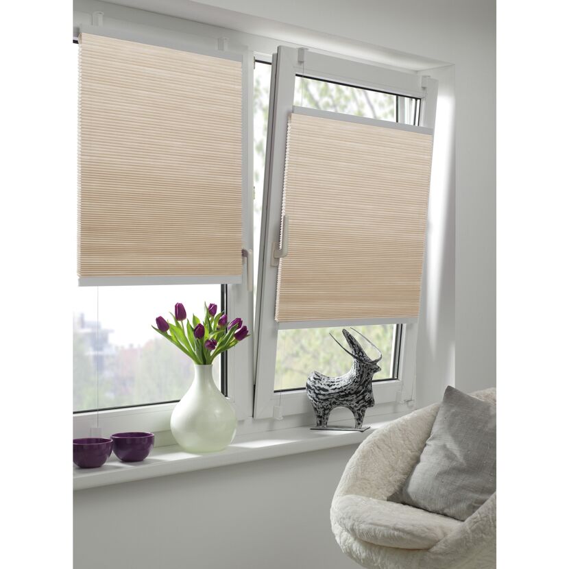 Beiges Wabenplissee am Fenster