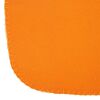 Ecke einer orangefarbenen Fleecedecke