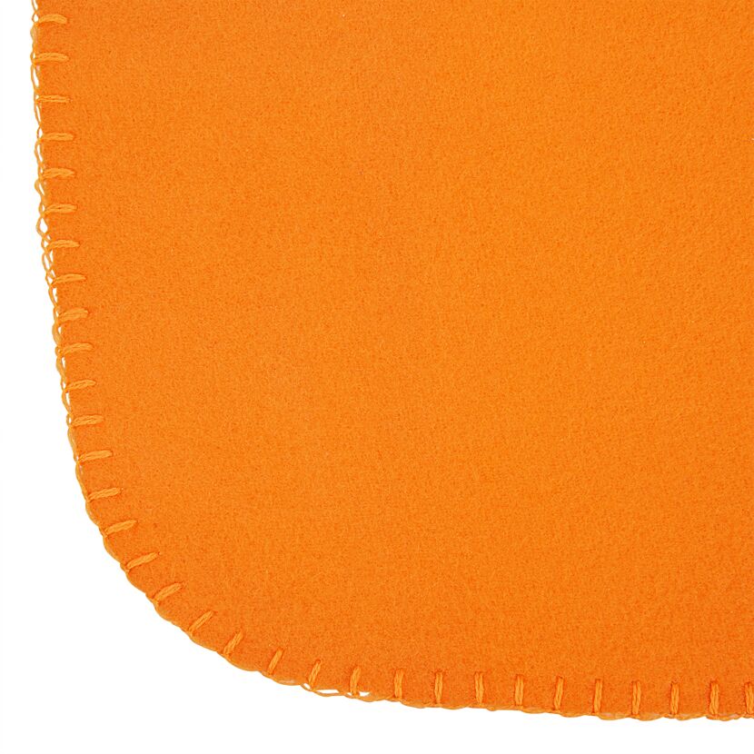 Ecke einer orangefarbenen Fleecedecke