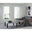 Wohnzimmer mit Vorhängen, Faltrollos, Sofa und Couchtisch.