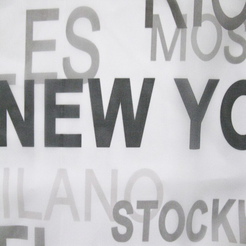 Nahaufnahme des Stoffes mit den Städtenamen New York, Mailand und Stockholm