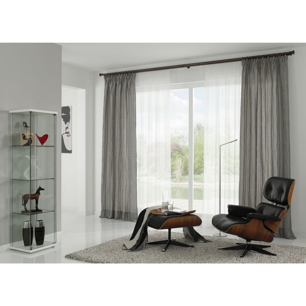 Modern eingerichtetes Wohnzimmer mit Blick auf den Garten