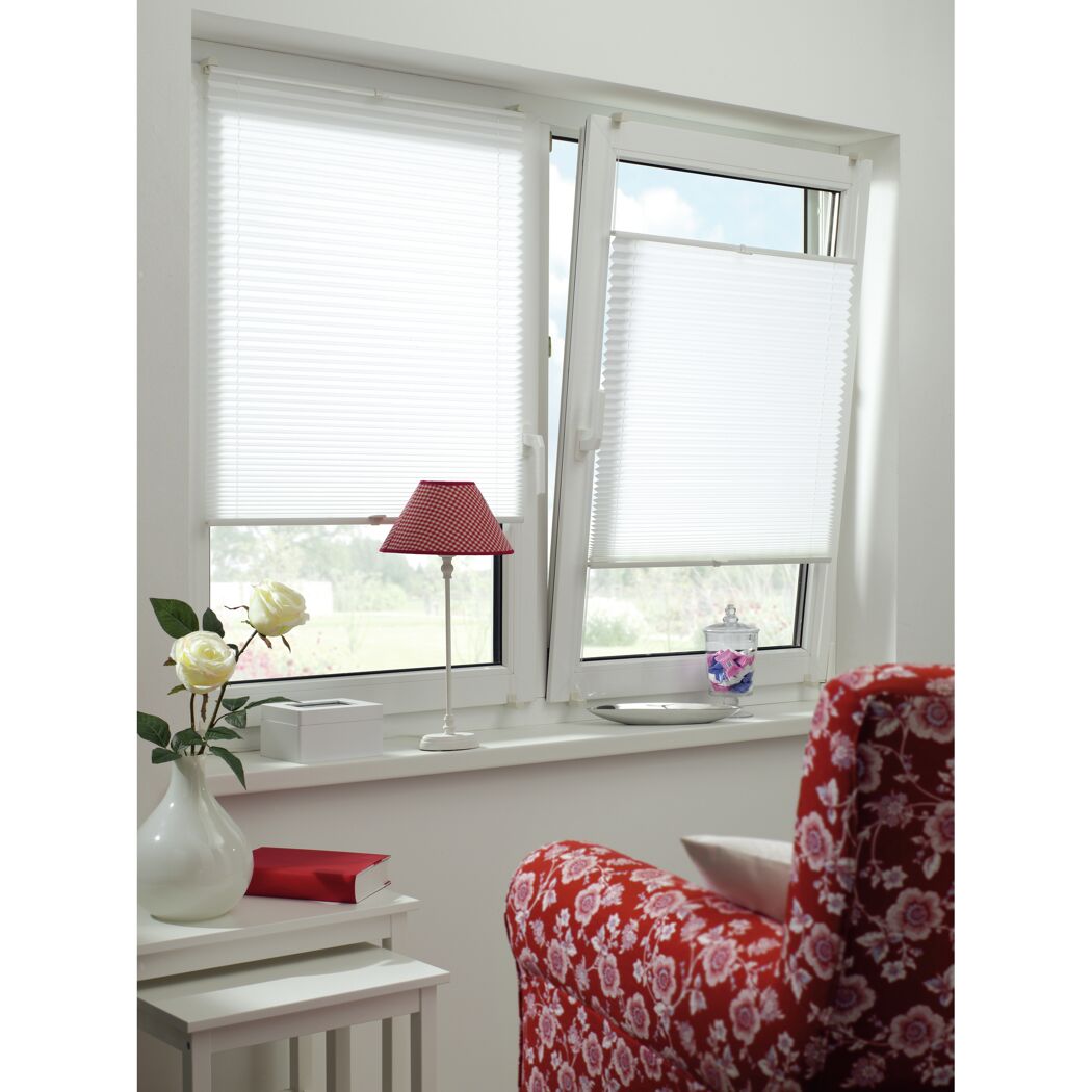 Weißes Faltrollo am Fenster