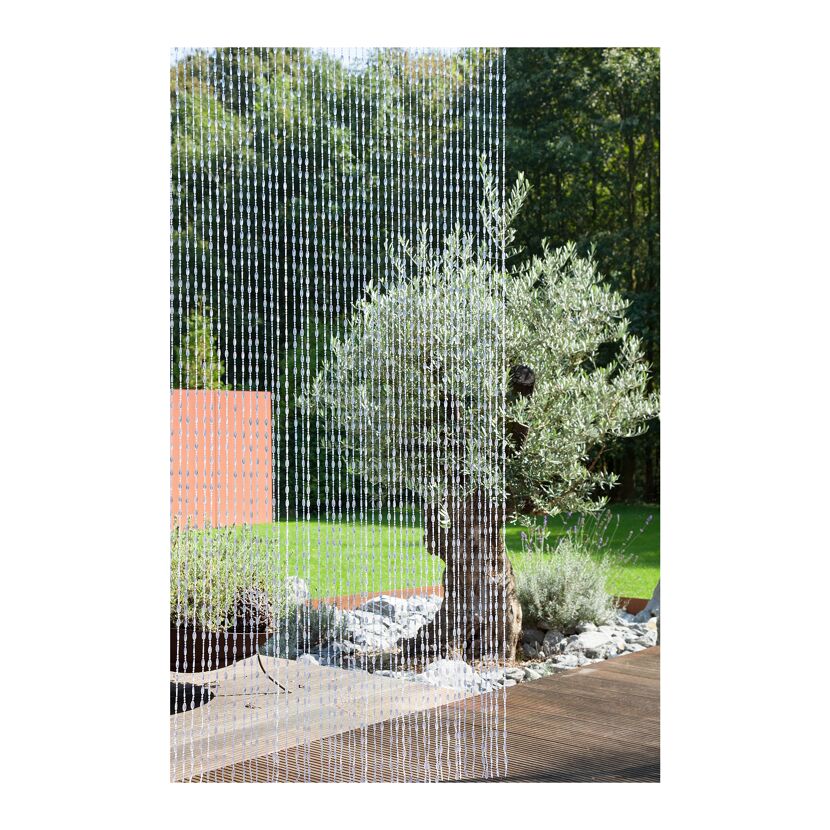 Perlenvorhang vor Garten mit Olivenbaum