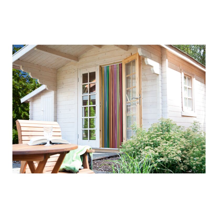 Gartenhaus mit buntem Türvorhang