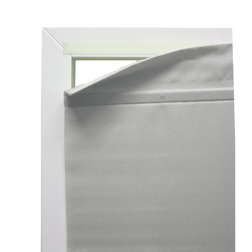 Graues Rollo in weißem Fensterrahmen