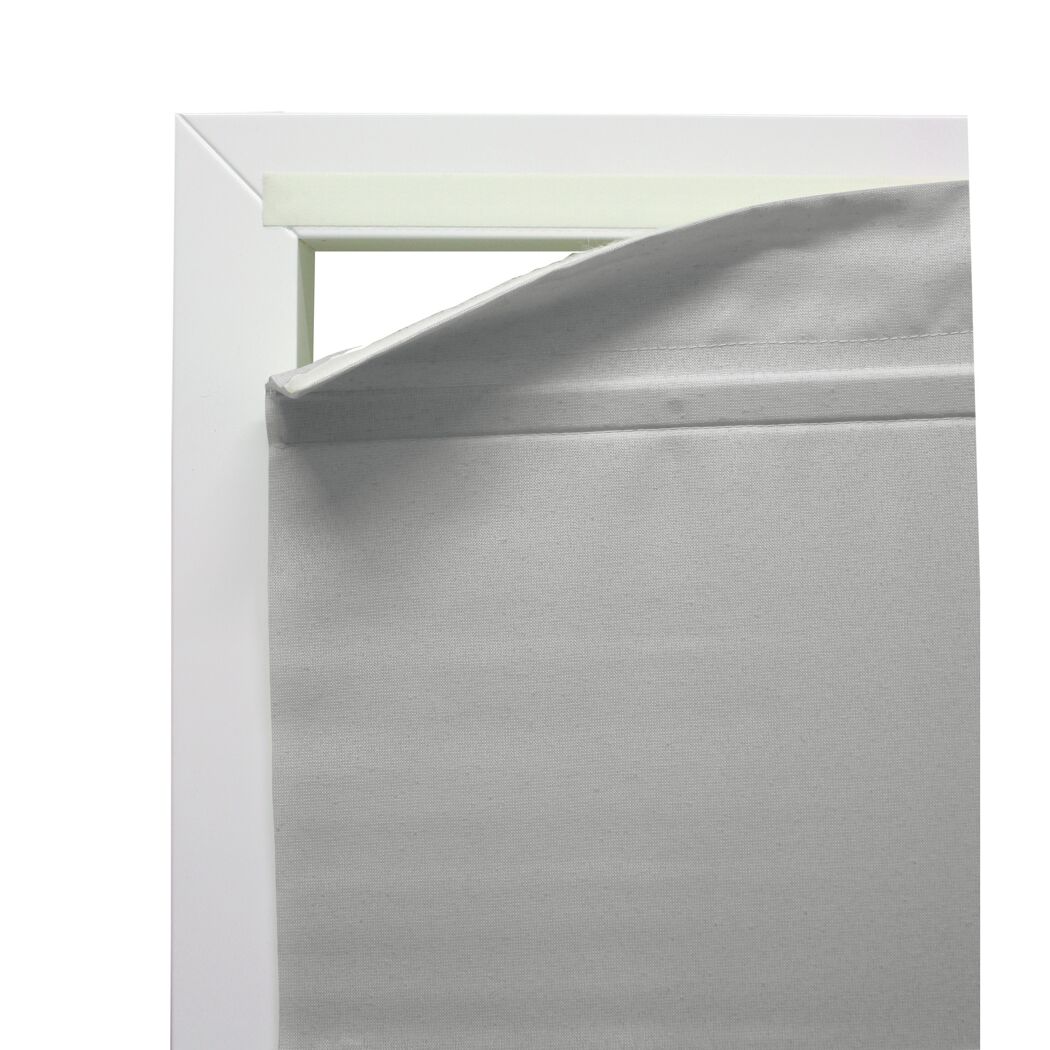 Graues Rollo in Fensterrahmen