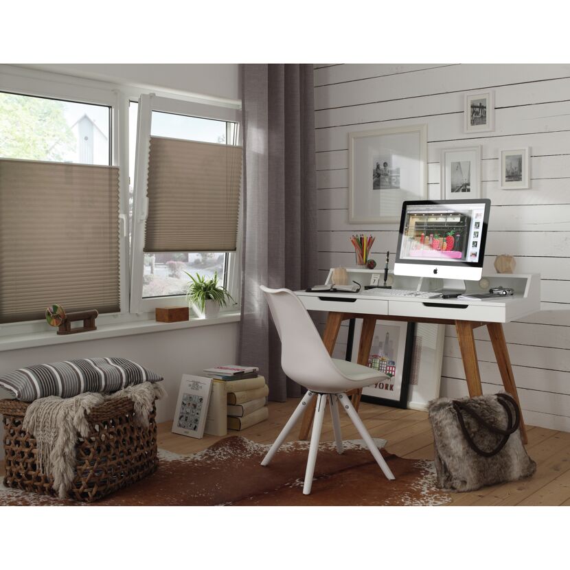Geplisstes Faltstore in Taupe am Fenster
