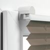 Faltrollo taupe an Fensterrahmen befestigt