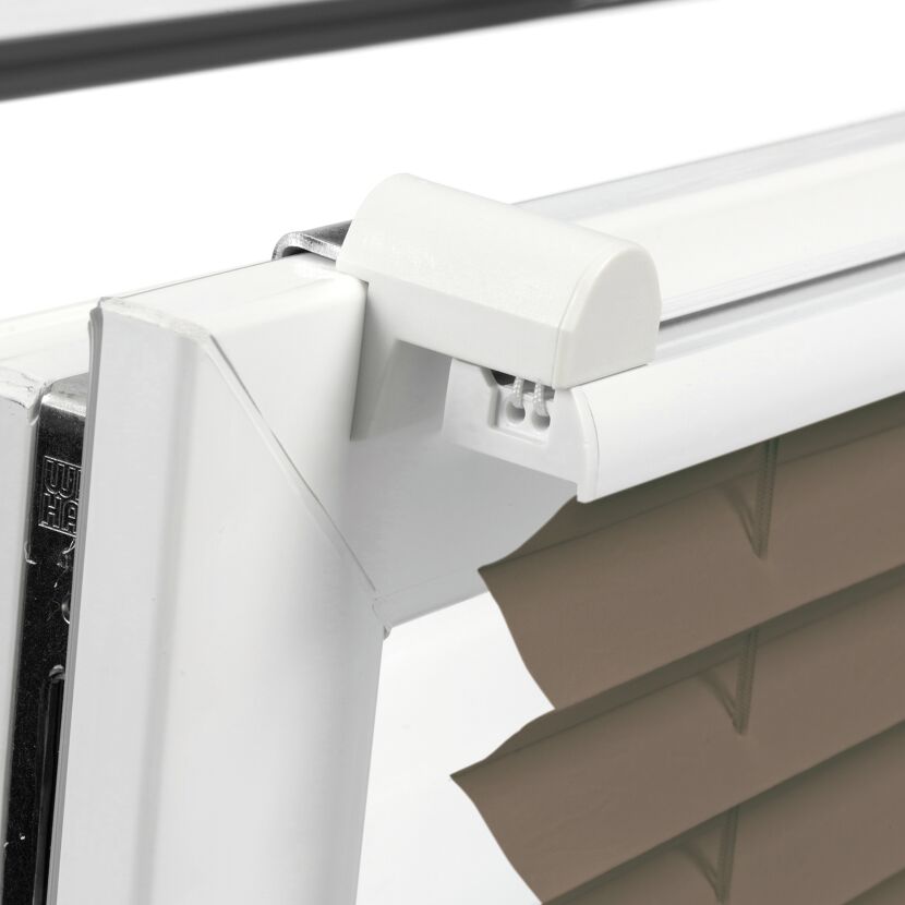 Plissee taupe an Fensterrahmen