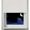 Fenster mit weißem Rollo, Blick auf den Nachthimmel mit Mond