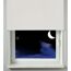 Fenster mit weißem Rollo, Blick auf den Nachthimmel mit Mond
