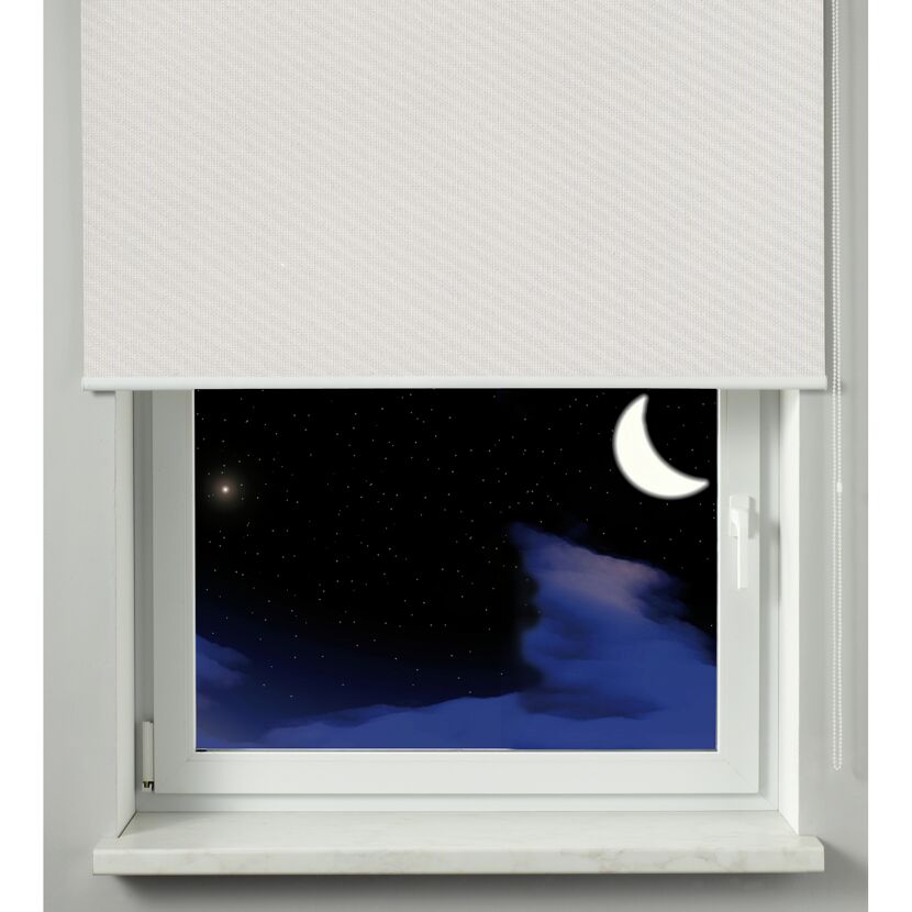 Fenster mit weißem Rollo, Blick auf den Nachthimmel mit Mond