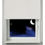 Blick aus Fenster mit Rollo bei Nacht